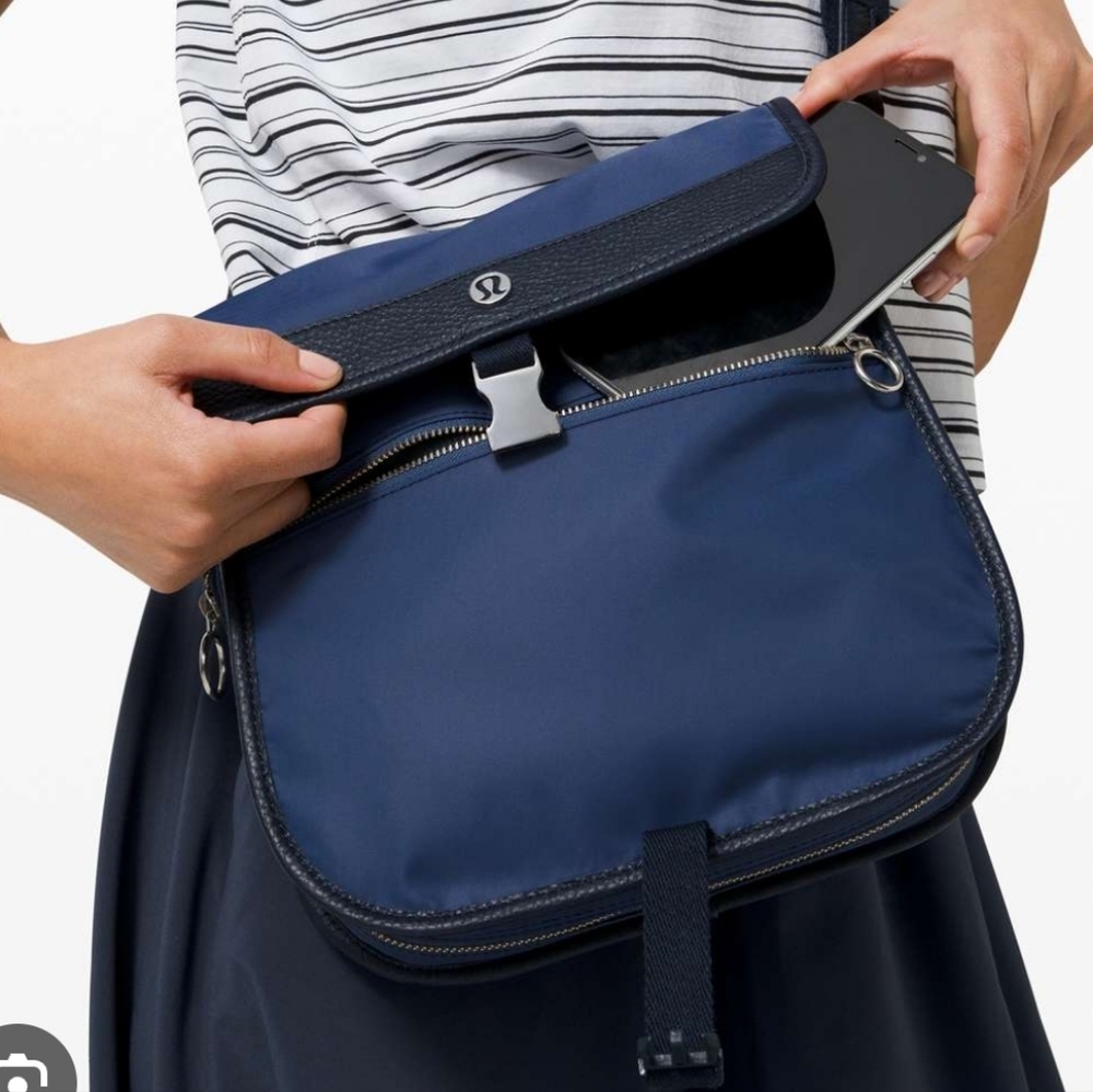 lululemon Now and Always 5L Expandable Crossbody bag Navy